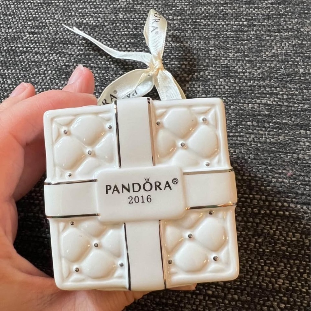 Pandora White Gift Box Ornament 2016 - Picture 6 of 6